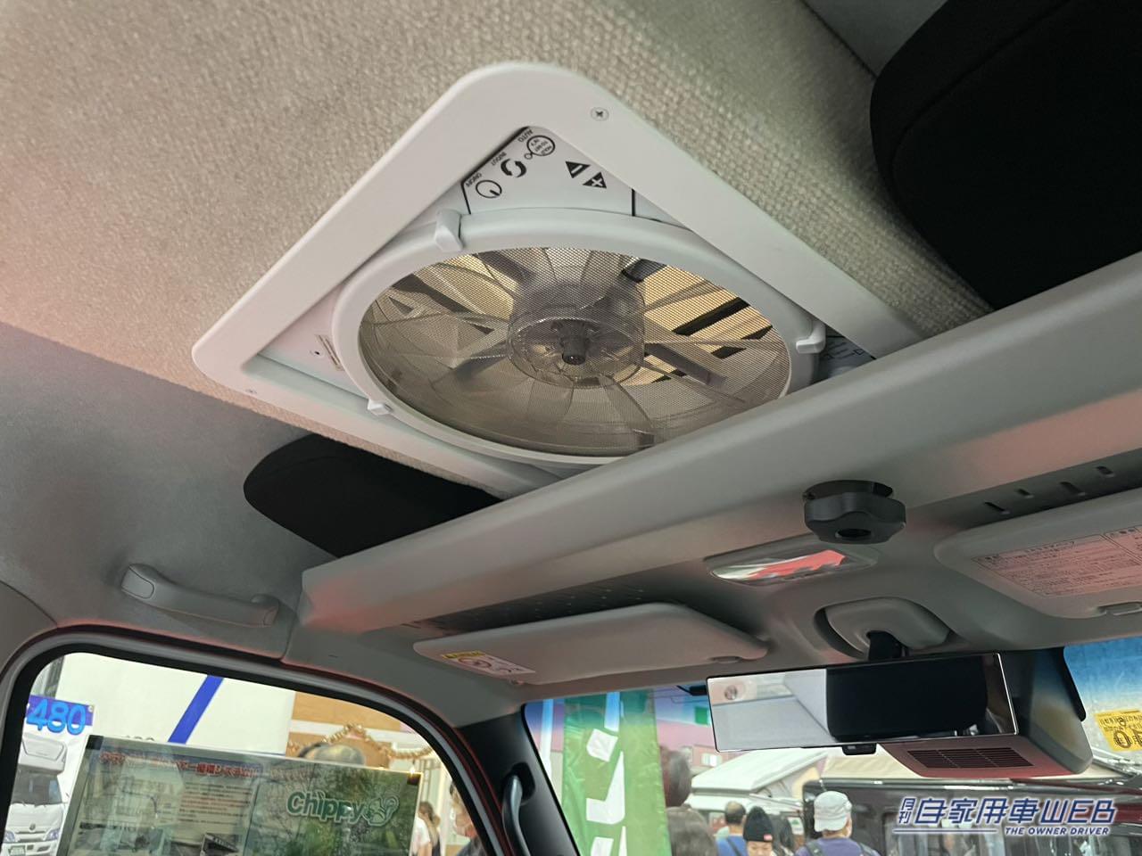 |シートの下にはスライド式の冷蔵庫が! ダイハツ アトレーがベースの軽キャンパー