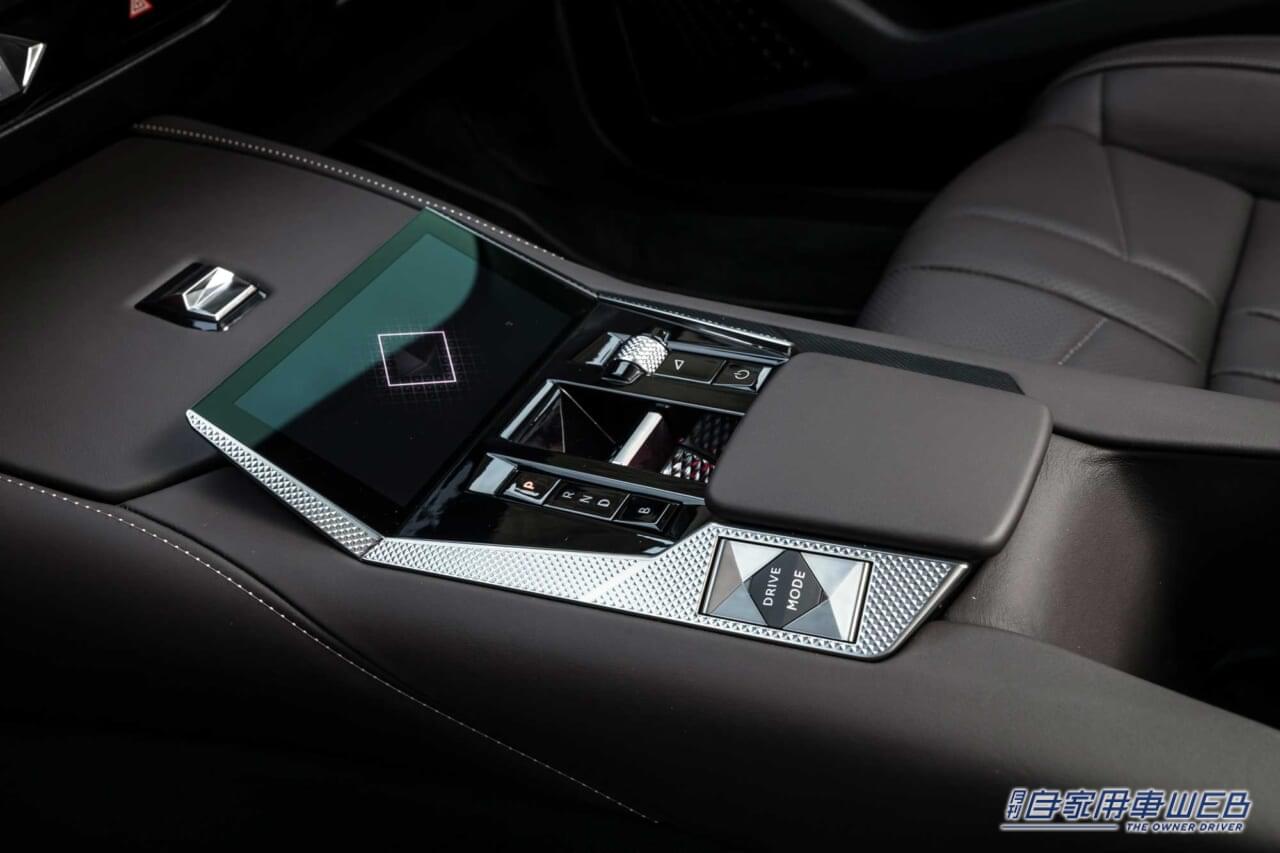 |DS4のフラッグシップを担う、特別仕様車「DS 4 OPERA BlueHDi」を発売