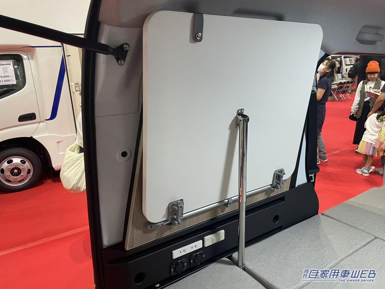 |シートの下にはスライド式の冷蔵庫が! ダイハツ アトレーがベースの軽キャンパー