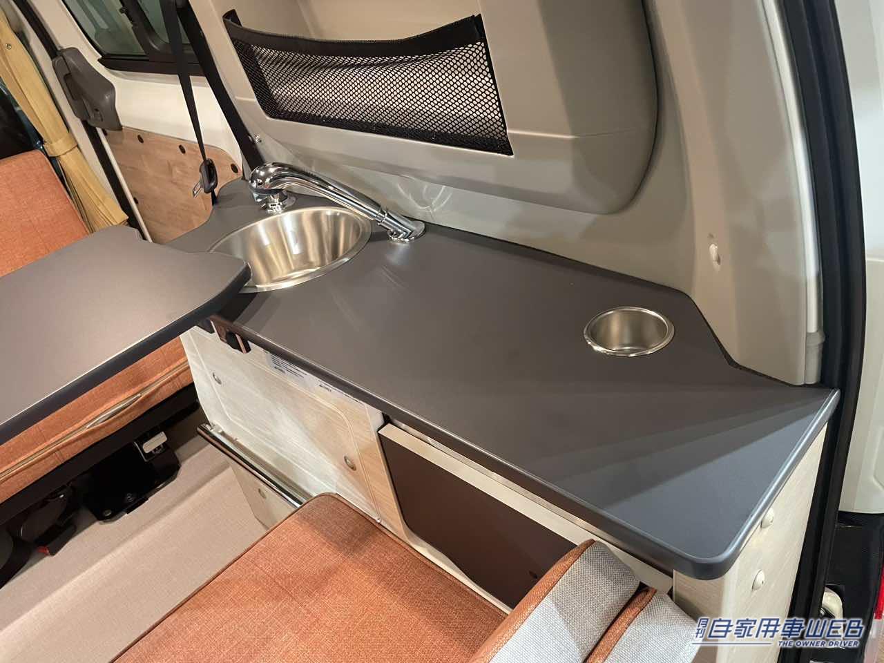 |ツートンカラーのボディが個性的! 大きなボックスシートを備えた日産NV200バネットがベースのキャンパー