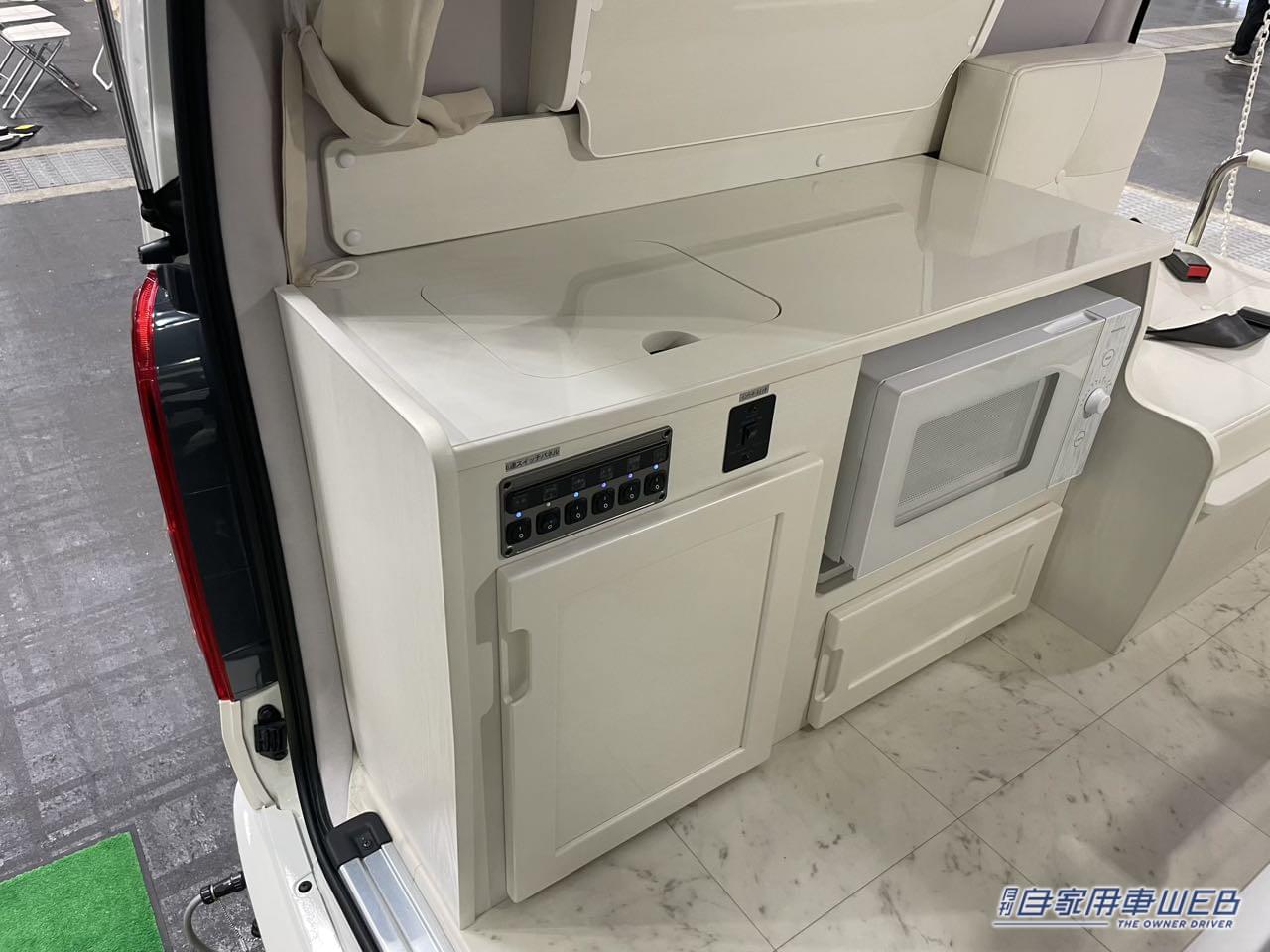 |インテリアを白で統一した真っ白な車内! トヨタ ハイエースがベースのキャンパー