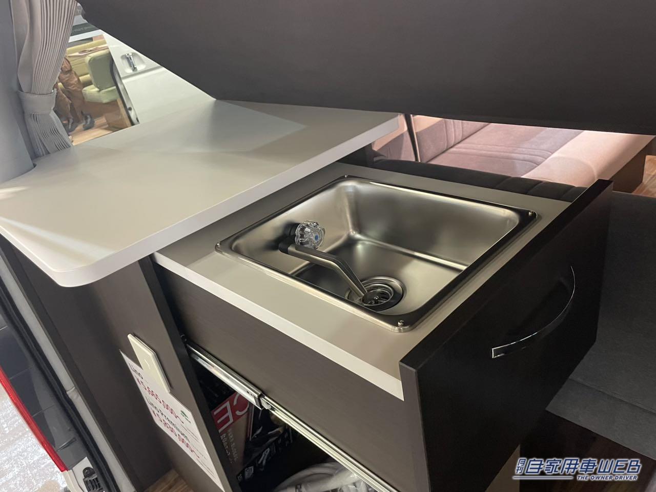 |家庭用エアコンや引き出しタイプのシンクを備えた機能的な一台! トヨタ ハイエースがベースのキャンパー