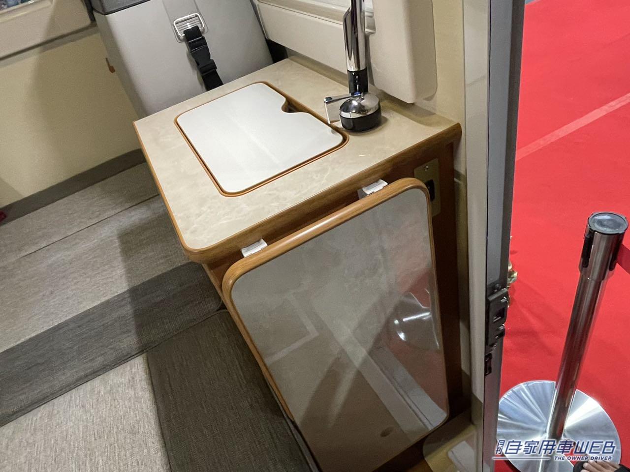 |「これもう家でしょ…」いいえ、軽トラックです。嘘でしょ、と思うくらいの車内。4人寝られる本格はキャンパー。