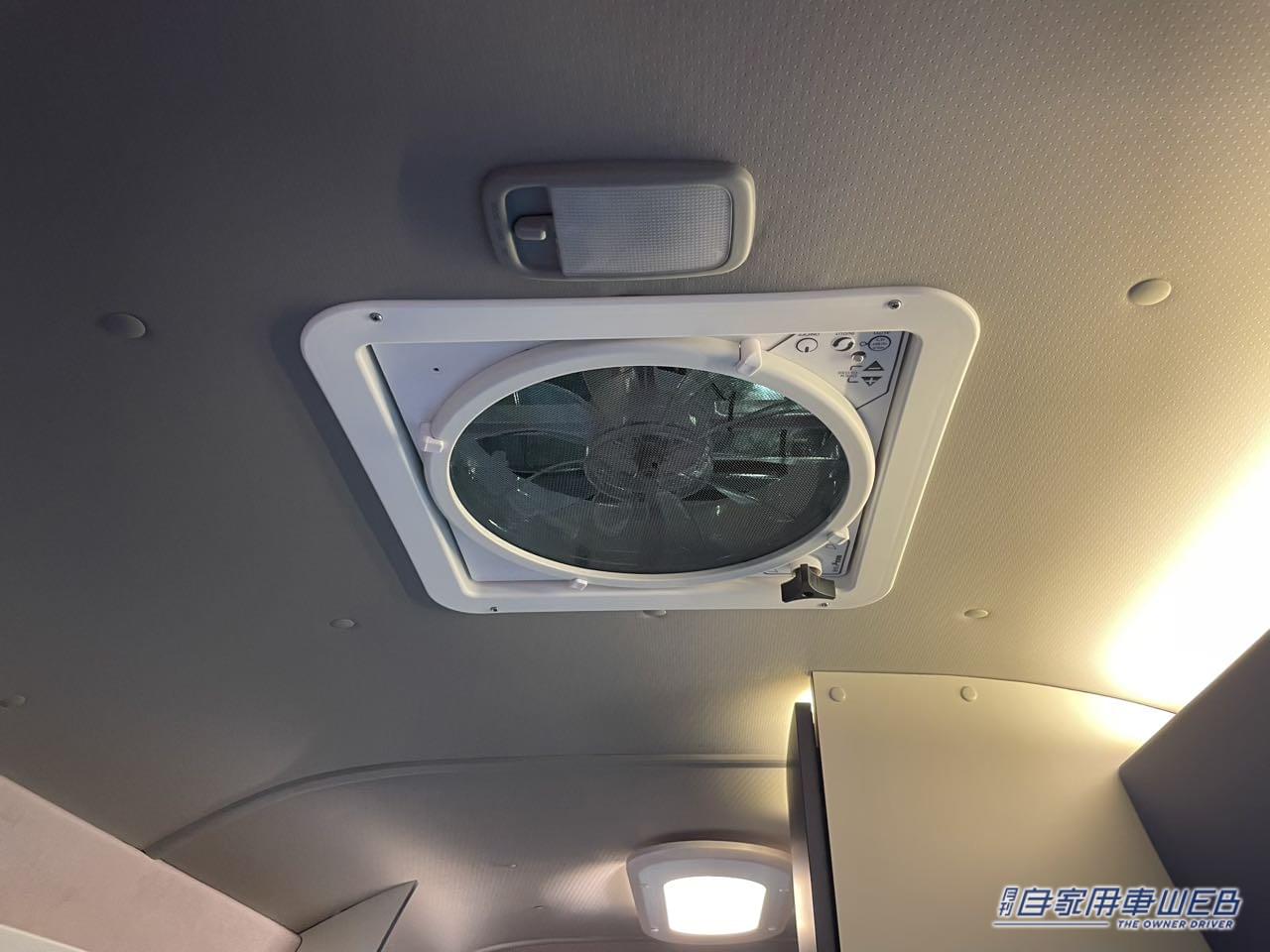 |驚愕!ただの「ハイエース」じゃない。もはや移動式の部屋。クルマの中とは思えない”リビングの完成度”は大人の余暇にふさわしい。