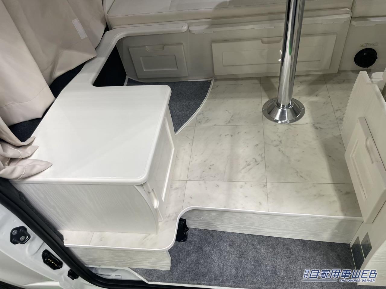 |インテリアを白で統一した真っ白な車内! トヨタ ハイエースがベースのキャンパー