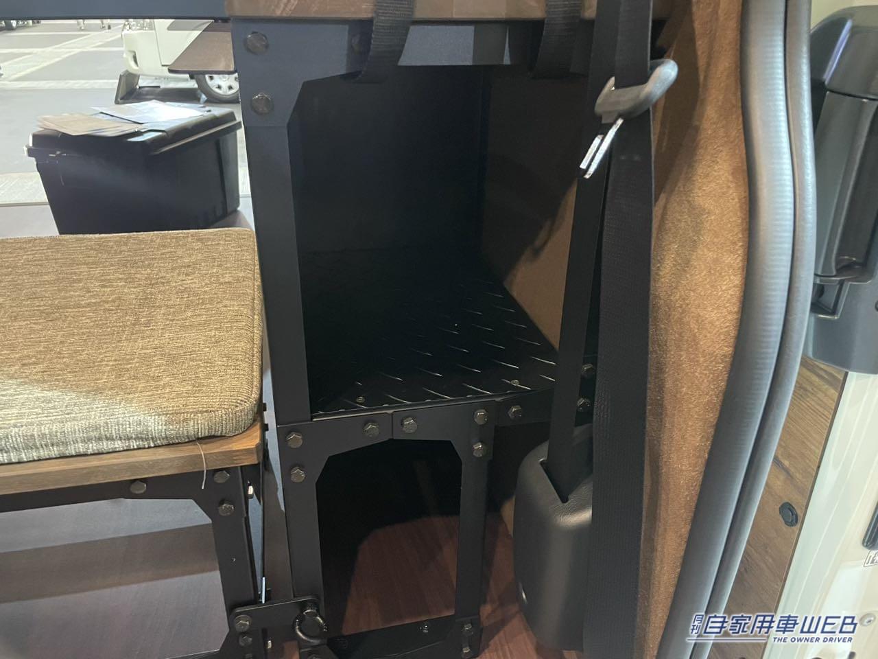 |木材を使った雰囲気抜群の車内がいい感じ! トヨタ ハイエースがベースのキャンパー