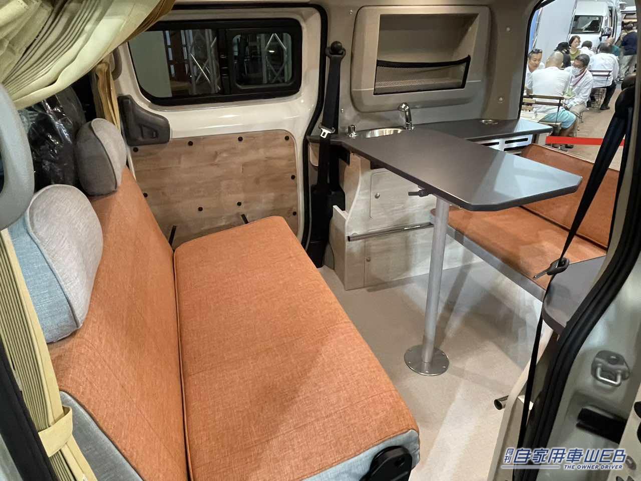 |ツートンカラーのボディが個性的! 大きなボックスシートを備えた日産NV200バネットがベースのキャンパー