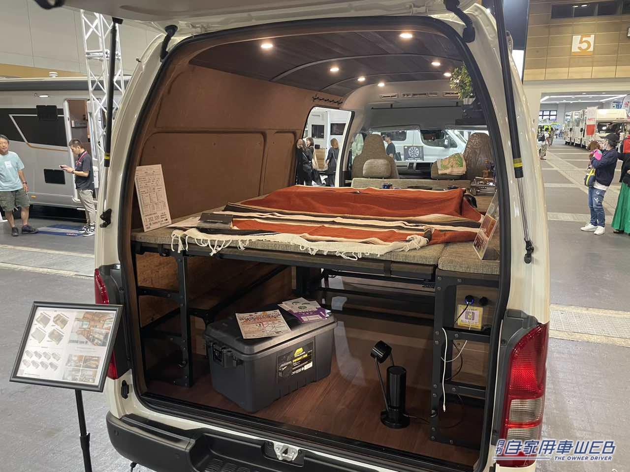 |木材を使った雰囲気抜群の車内がいい感じ! トヨタ ハイエースがベースのキャンパー