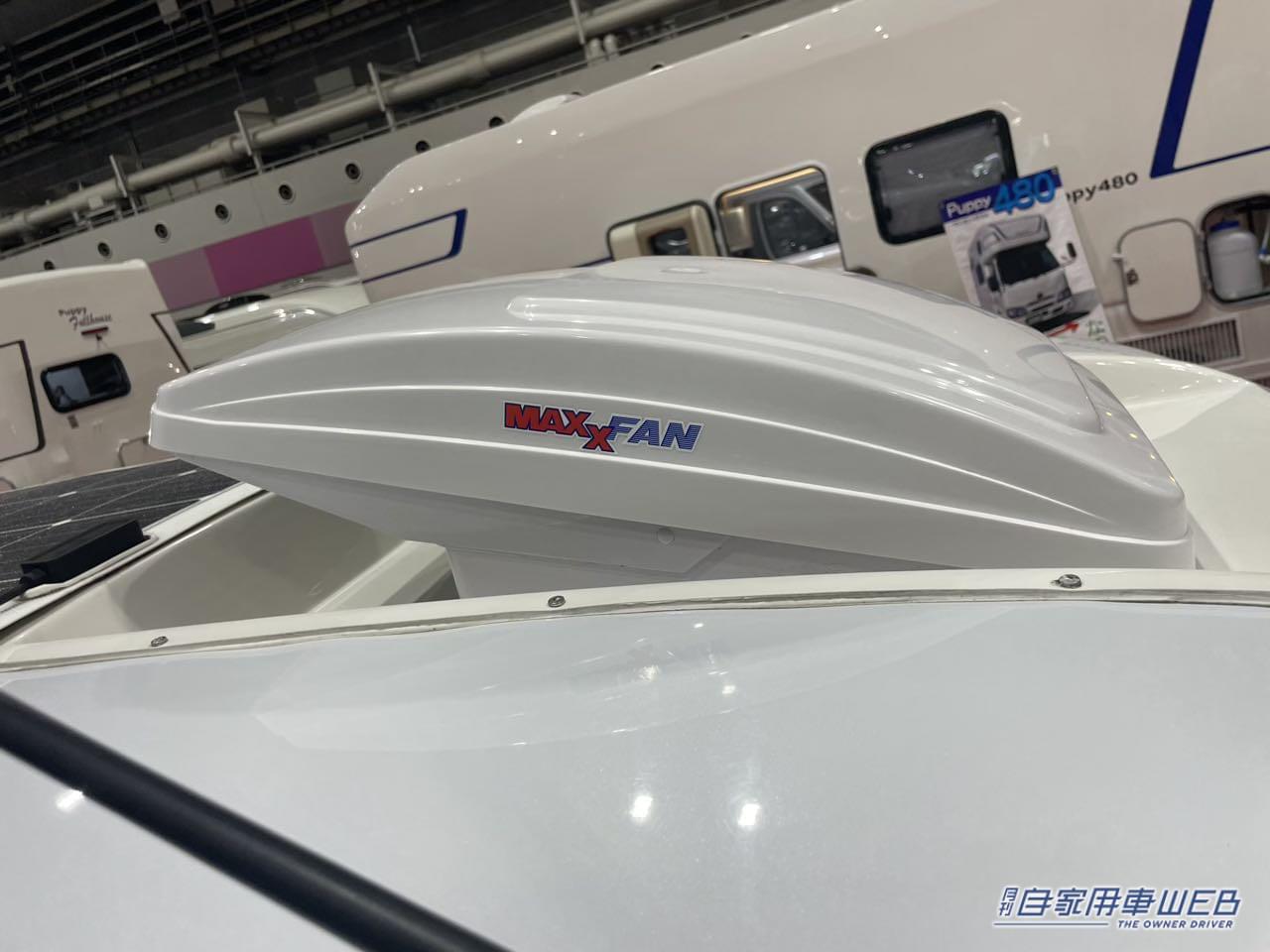 |シートの下にはスライド式の冷蔵庫が! ダイハツ アトレーがベースの軽キャンパー