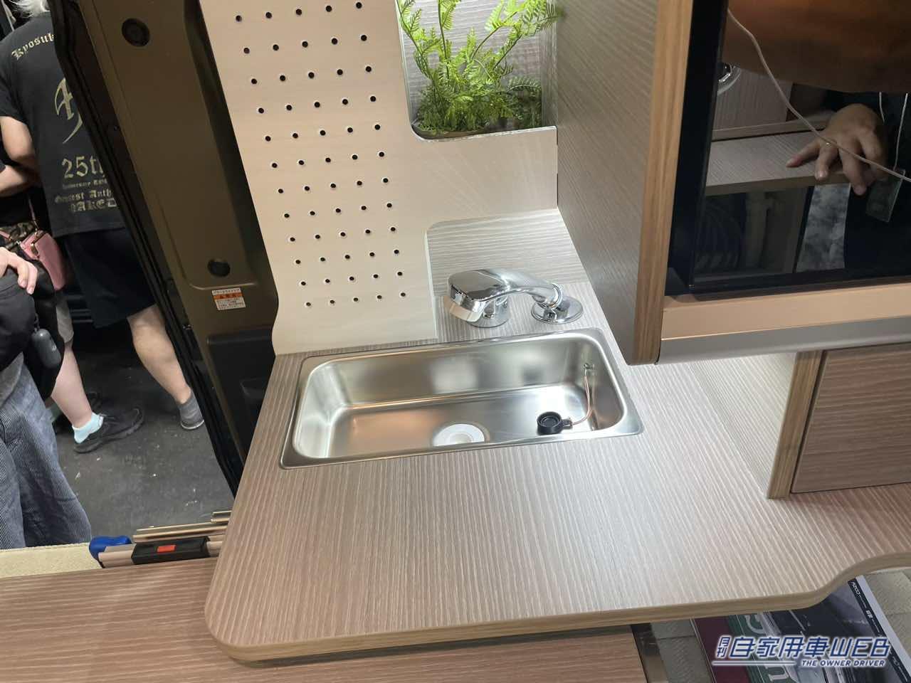 |「これで軽?…ってマジか」冷蔵庫も電子レンジも…快適すぎる軽キャンの装備がガチすぎた。