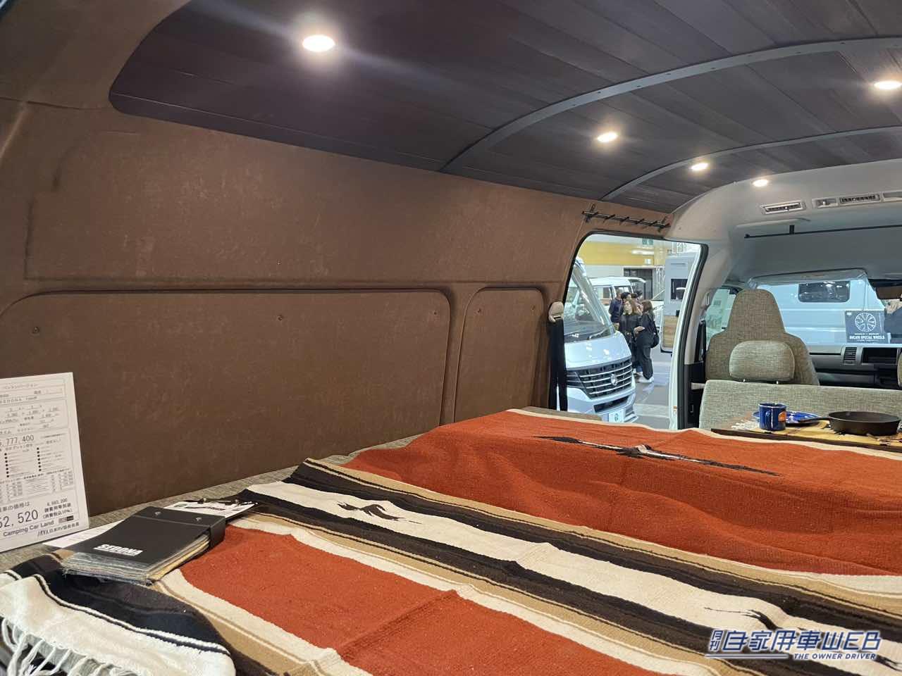 |木材を使った雰囲気抜群の車内がいい感じ! トヨタ ハイエースがベースのキャンパー