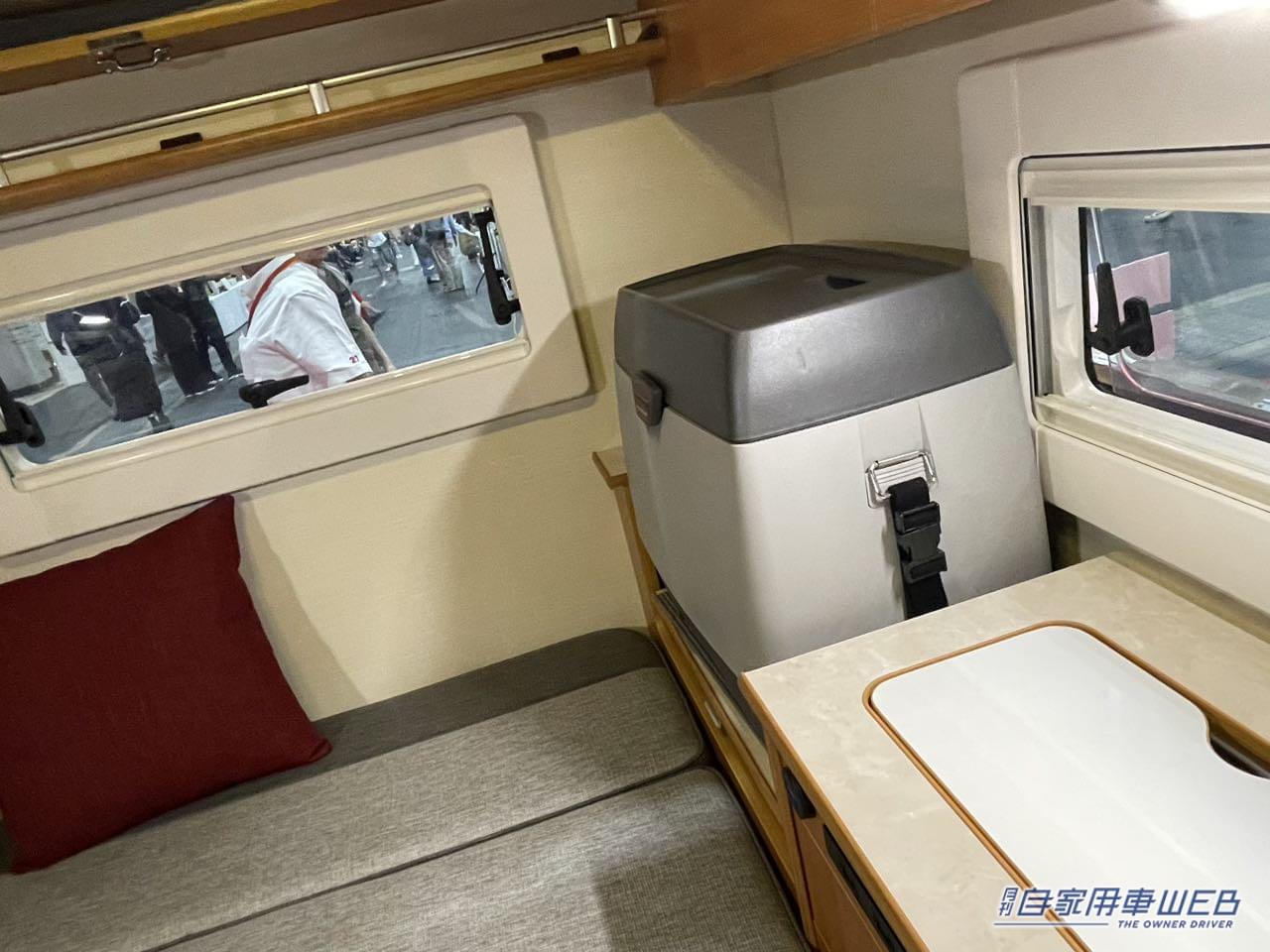 |「これもう家でしょ…」いいえ、軽トラックです。嘘でしょ、と思うくらいの車内。4人寝られる本格はキャンパー。