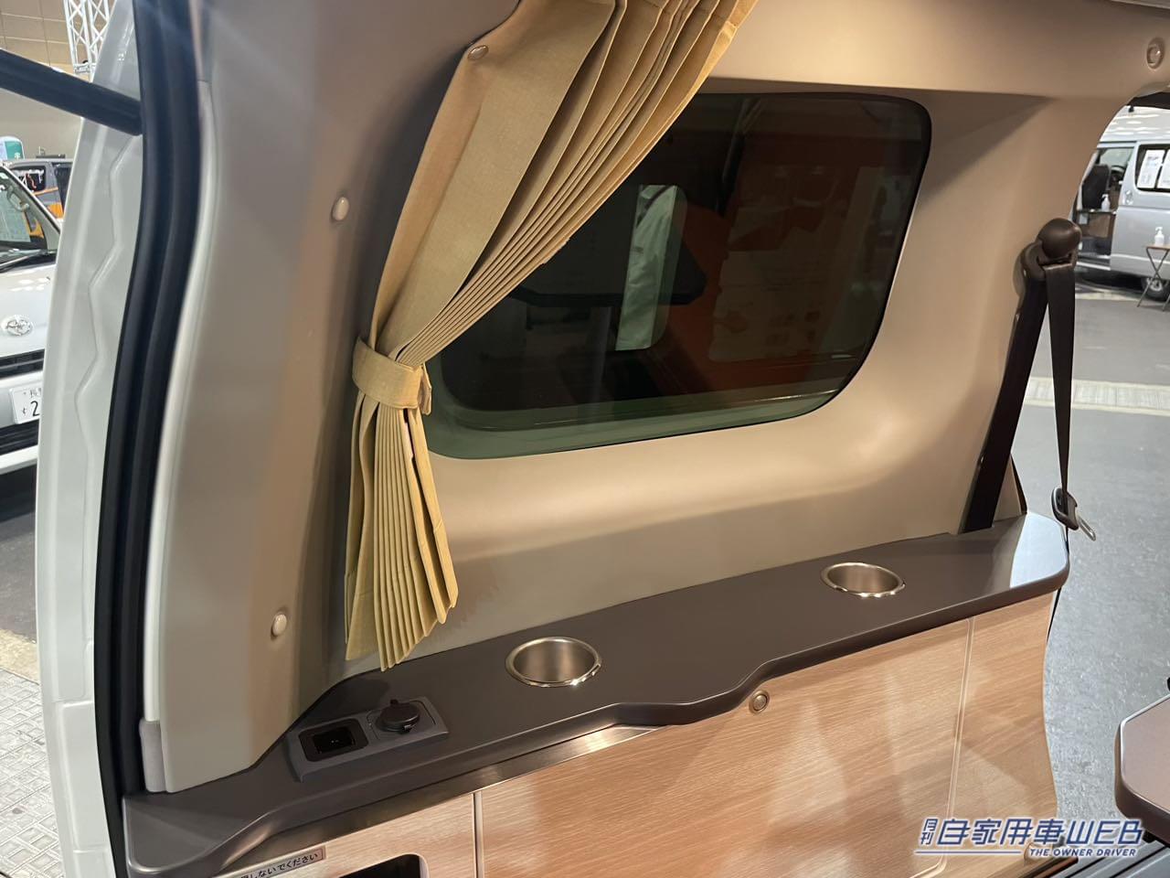 |ツートンカラーのボディが個性的! 大きなボックスシートを備えた日産NV200バネットがベースのキャンパー