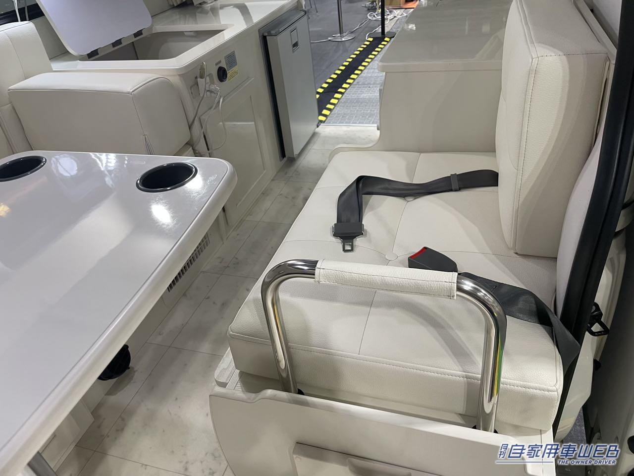 |インテリアを白で統一した真っ白な車内! トヨタ ハイエースがベースのキャンパー