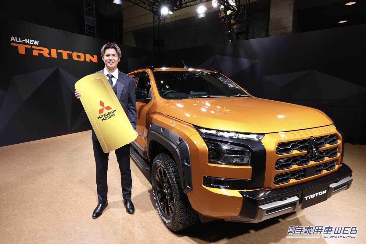 |三菱自動車、浦和レッズの伊藤選手に新型『トライトン』を贈呈