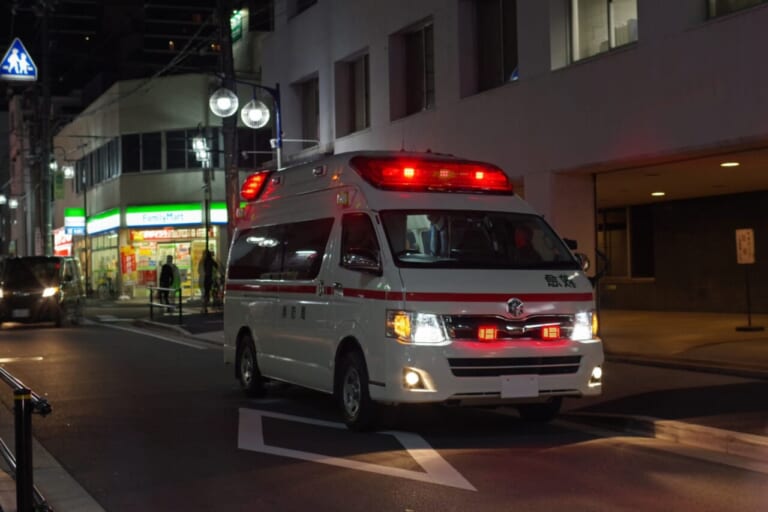 夜間に出動する救急車のイメージ