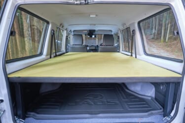 トヨタ ランドクルーザー70専用の車中泊ベッドキットが登場! 「東京オートサロン2024」で初展示