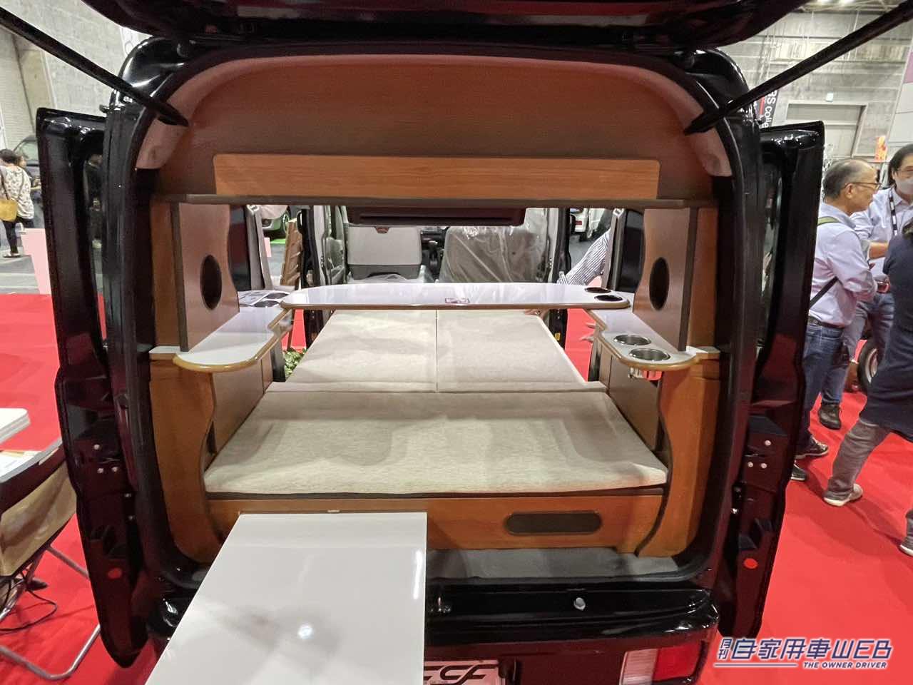 |軽なのに広いフルフラットと、引き出しテーブルが魅力! マツダ スクラムバンがベースの軽キャンパー