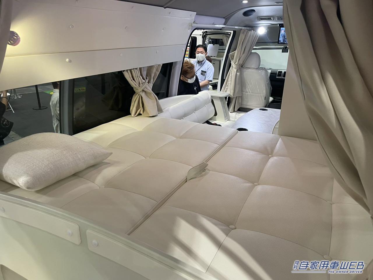 |白いインテリアと青い間接照明が幻想的! トヨタ ハイエースがベースのキャンパー