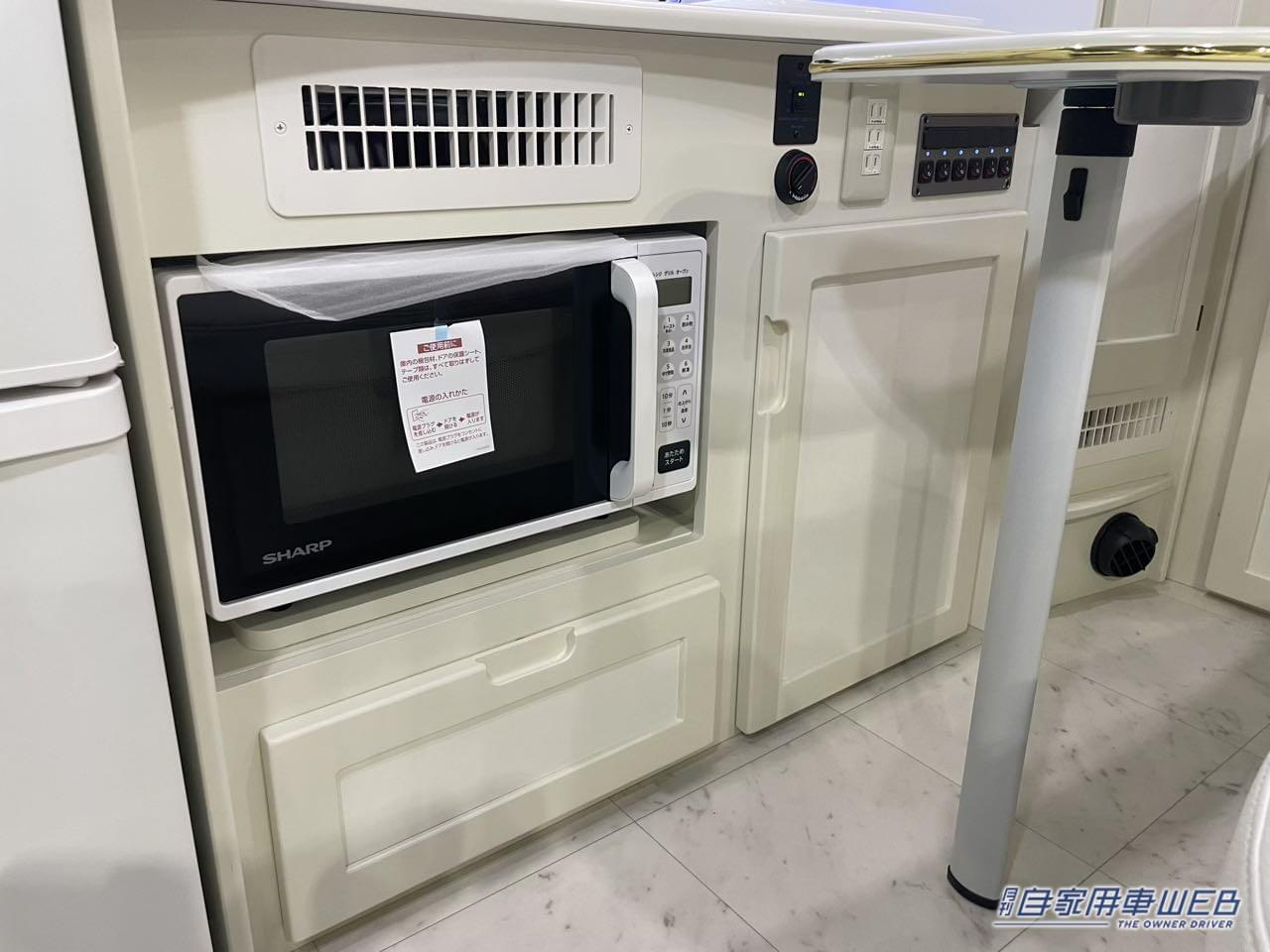 |白いインテリアと青い間接照明が幻想的! トヨタ ハイエースがベースのキャンパー