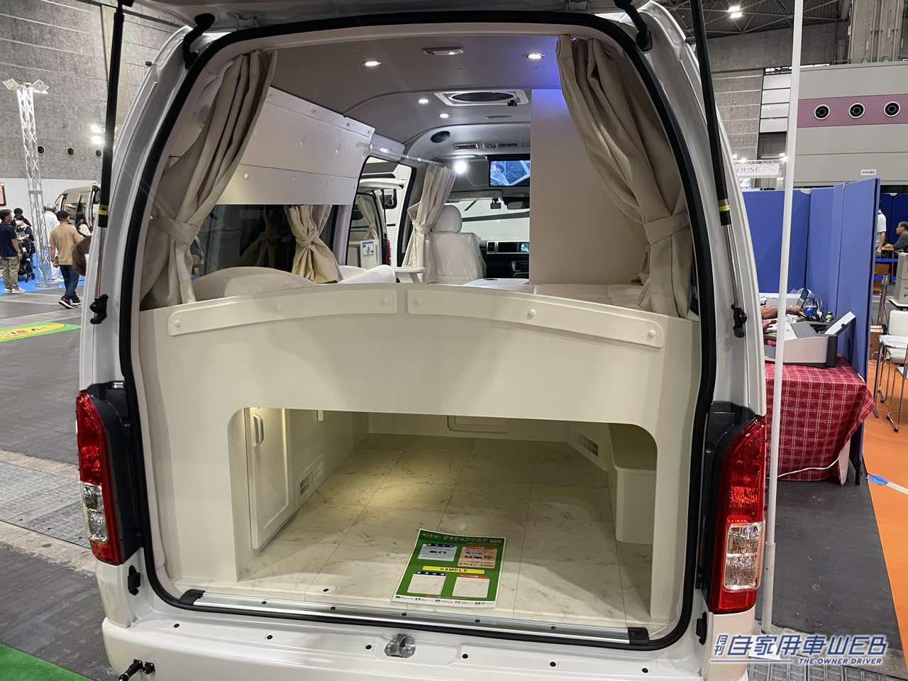 |白いインテリアと青い間接照明が幻想的! トヨタ ハイエースがベースのキャンパー