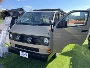 フローリングの荷室がいいね! レトロな丸目も個性的なトヨタ ハイエースがベースのキャンパー