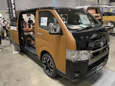 ツートンカラーのオシャレな外観が個性的！　トヨタ ハイエースがベースのキャンパー
