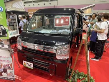 軽なのに広いフルフラットと、引き出しテーブルが魅力! マツダ スクラムバンがベースの軽キャンパー