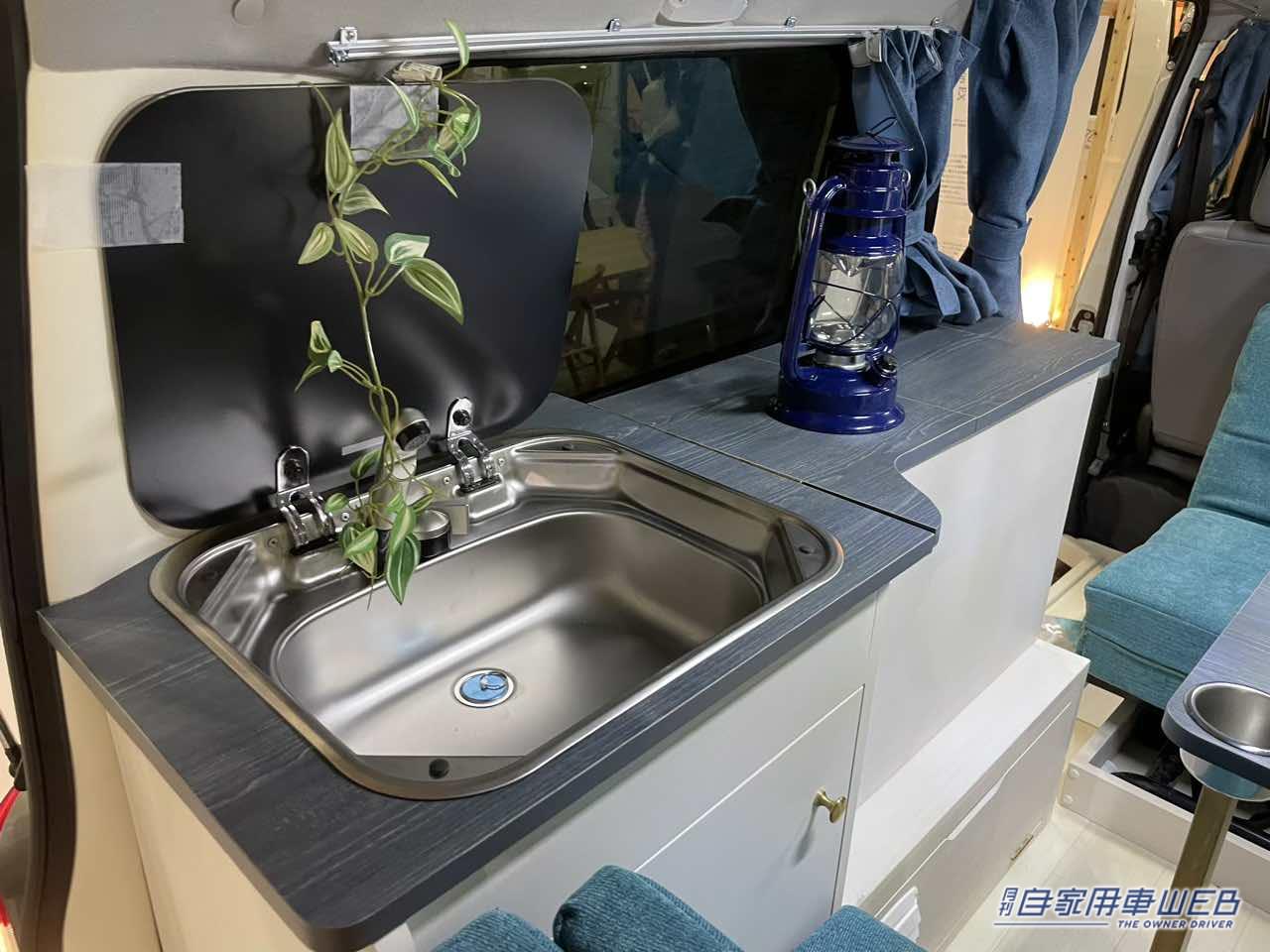 |爽やかなビーチが似合う車内が個性的! ボディカラーもオシャレなトヨタ タウンエースがベースのキャンパー