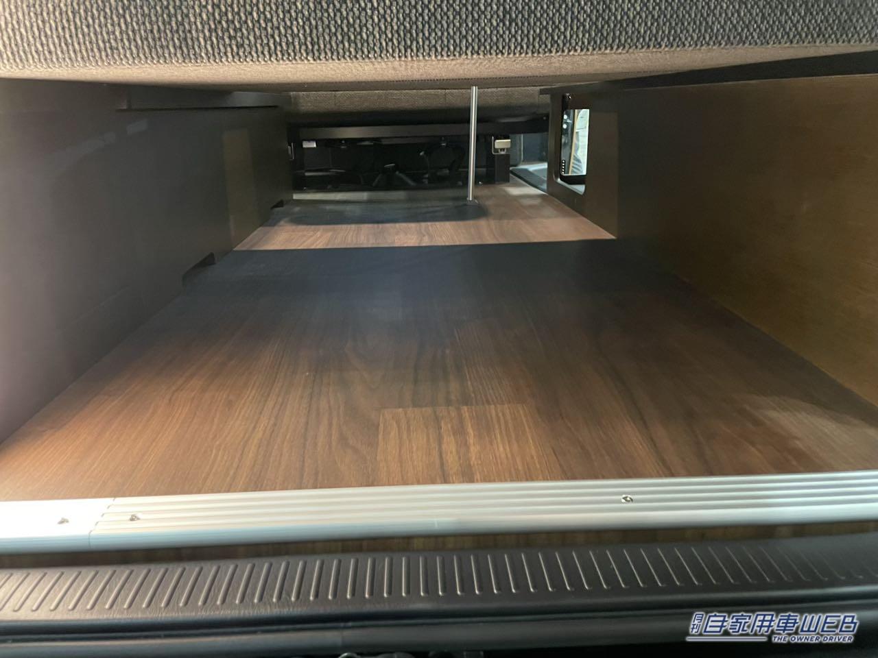 |ツートンカラーのオシャレな外観が個性的! トヨタ ハイエースがベースのキャンパー