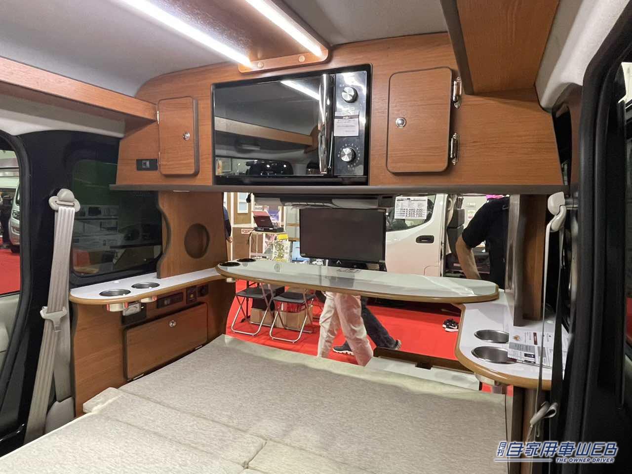 |軽なのに広いフルフラットと、引き出しテーブルが魅力! マツダ スクラムバンがベースの軽キャンパー