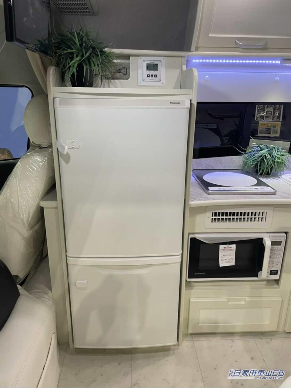 |白いインテリアと青い間接照明が幻想的! トヨタ ハイエースがベースのキャンパー