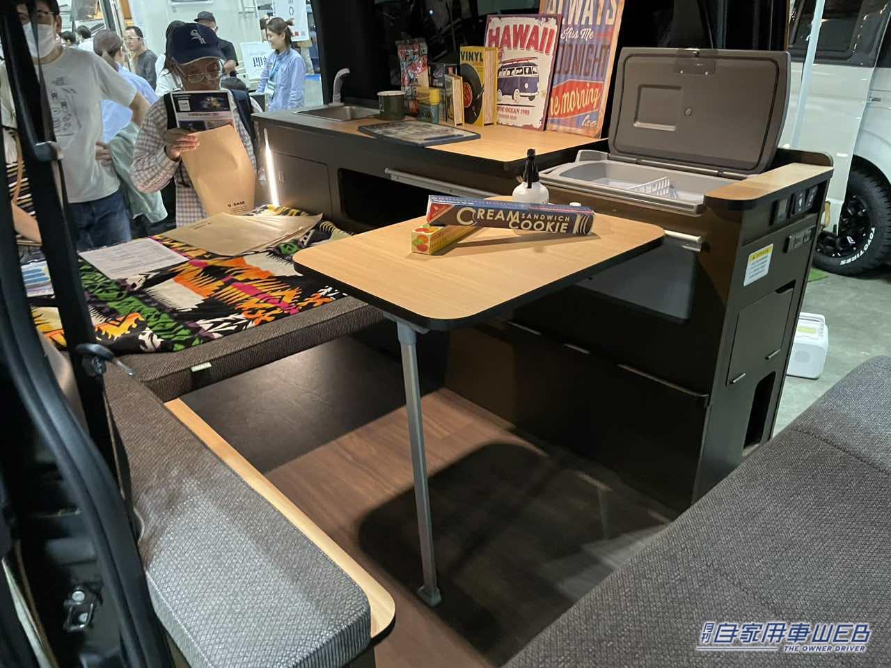 |ツートンカラーのオシャレな外観が個性的! トヨタ ハイエースがベースのキャンパー