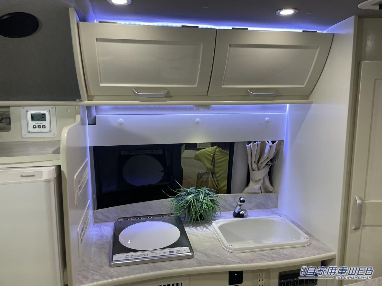 |白いインテリアと青い間接照明が幻想的! トヨタ ハイエースがベースのキャンパー