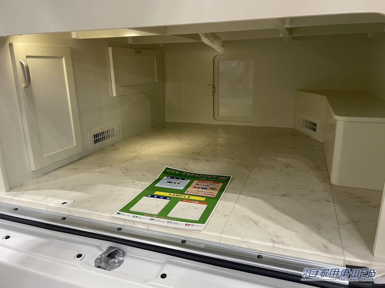 |白いインテリアと青い間接照明が幻想的! トヨタ ハイエースがベースのキャンパー