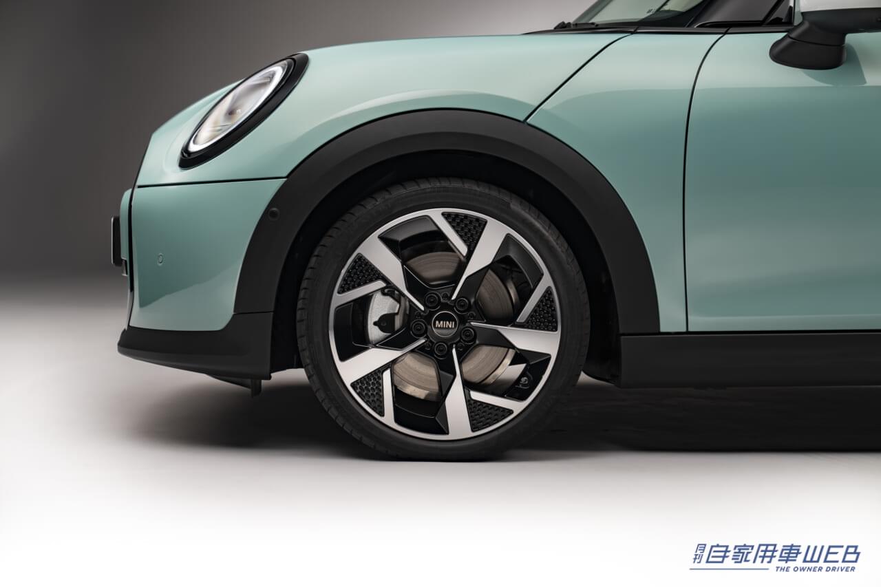 |MINI、ガソリンエンジンの3気筒「新型MINIクーパーC」と4気筒の「新型MINIクーパーS」を発表