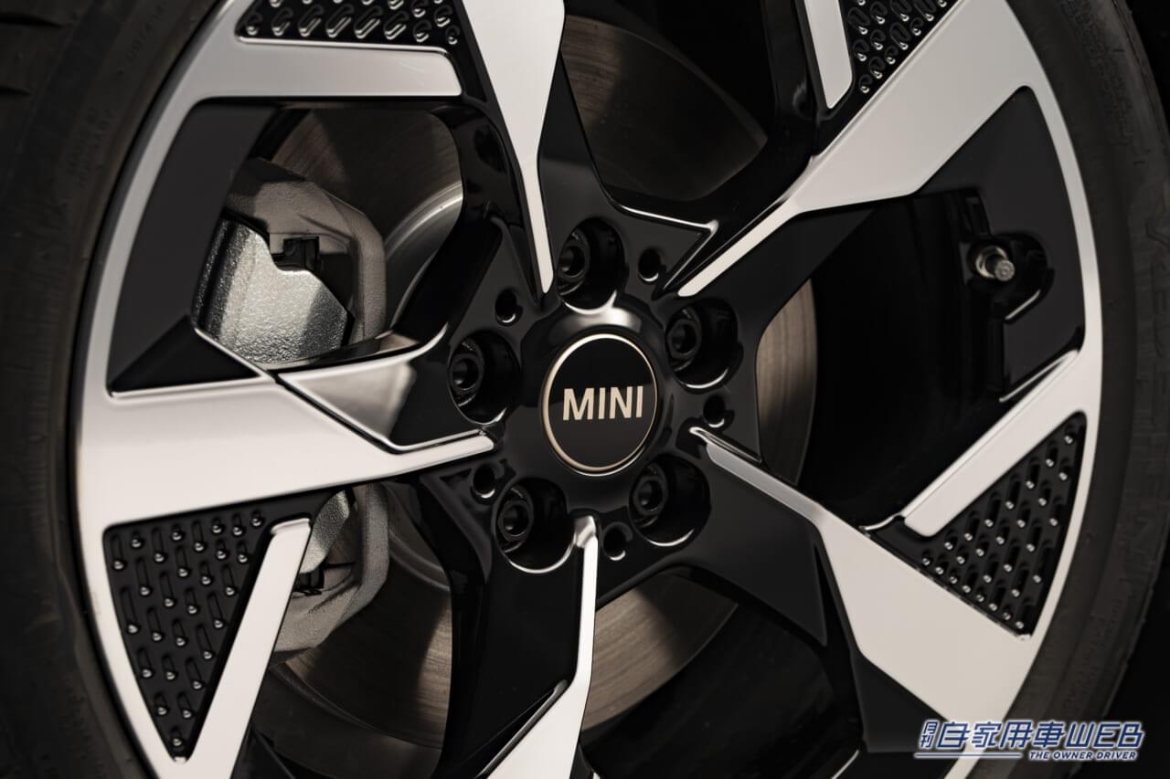 |MINI、ガソリンエンジンの3気筒「新型MINIクーパーC」と4気筒の「新型MINIクーパーS」を発表
