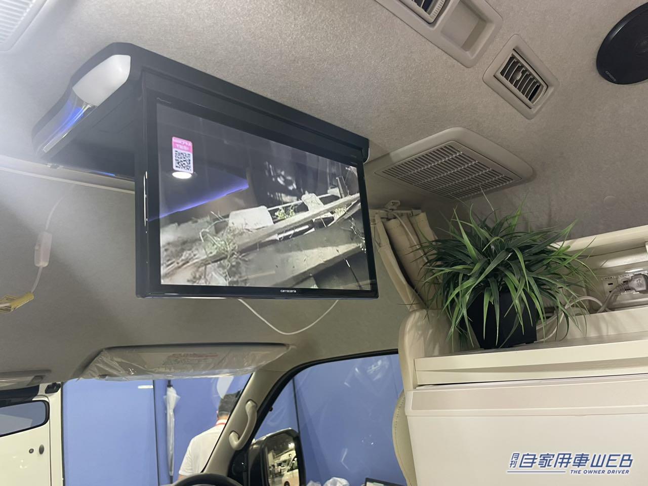 |白いインテリアと青い間接照明が幻想的! トヨタ ハイエースがベースのキャンパー