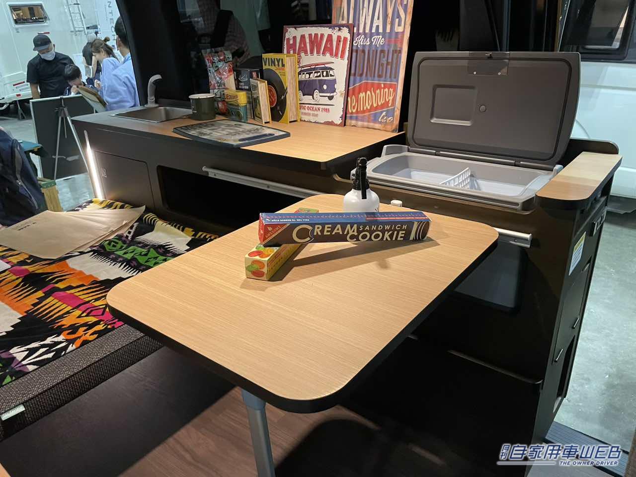 |ツートンカラーのオシャレな外観が個性的! トヨタ ハイエースがベースのキャンパー