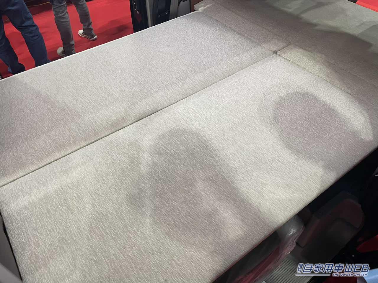 |軽なのに広いフルフラットと、引き出しテーブルが魅力! マツダ スクラムバンがベースの軽キャンパー