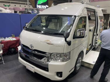 白いインテリアと青い間接照明が幻想的! トヨタ ハイエースがベースのキャンパー