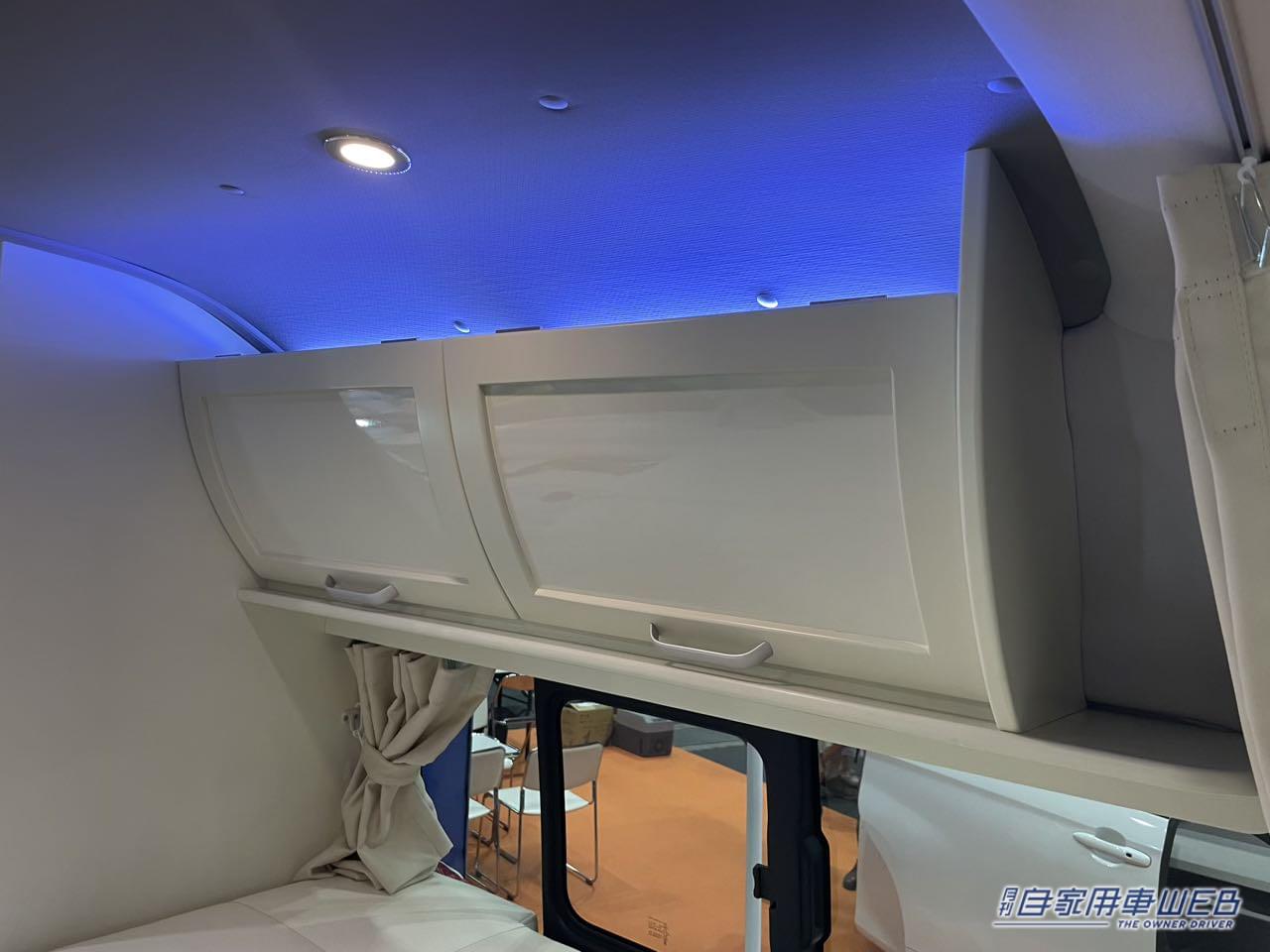 |白いインテリアと青い間接照明が幻想的! トヨタ ハイエースがベースのキャンパー