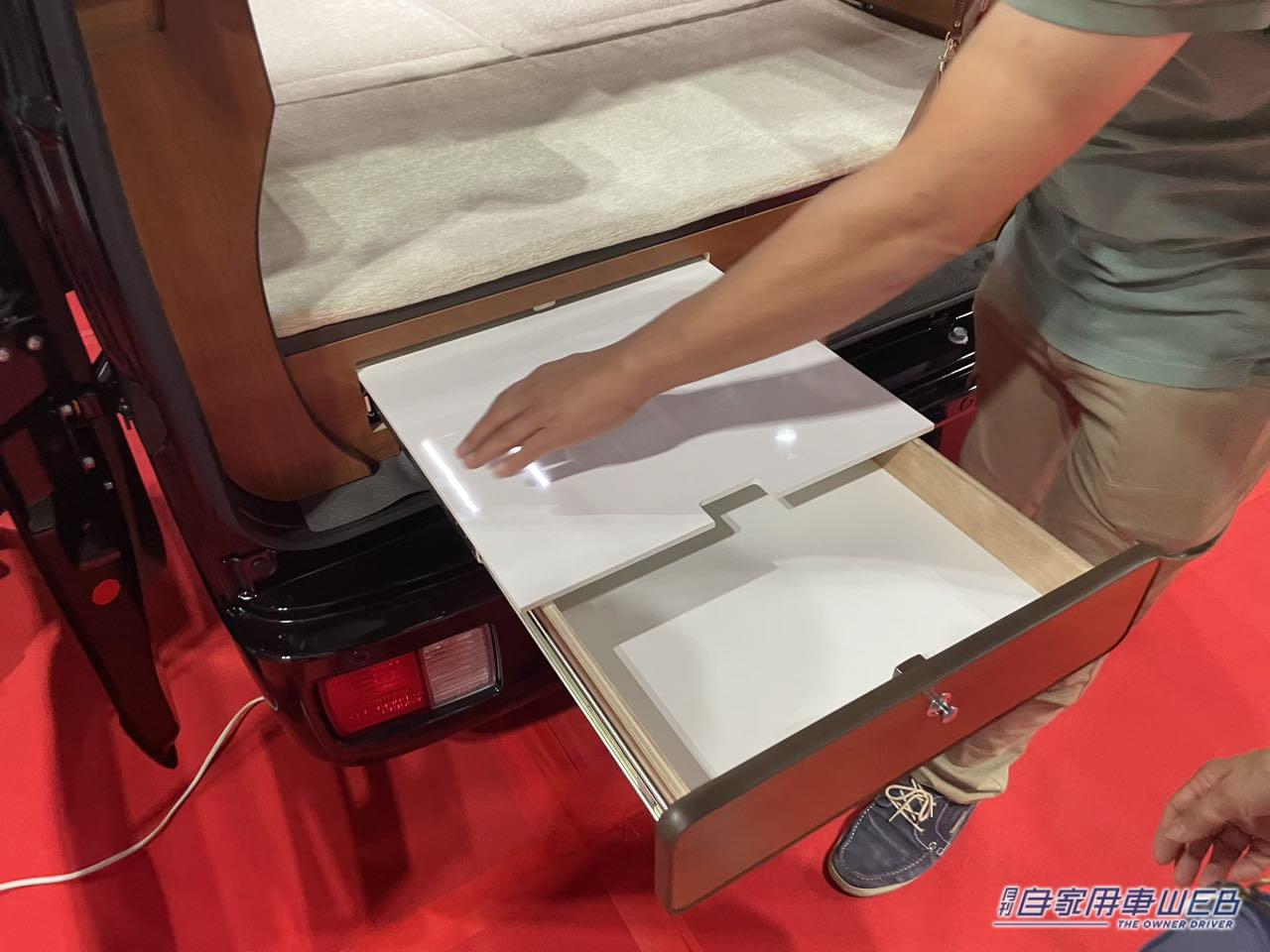 |軽なのに広いフルフラットと、引き出しテーブルが魅力! マツダ スクラムバンがベースの軽キャンパー