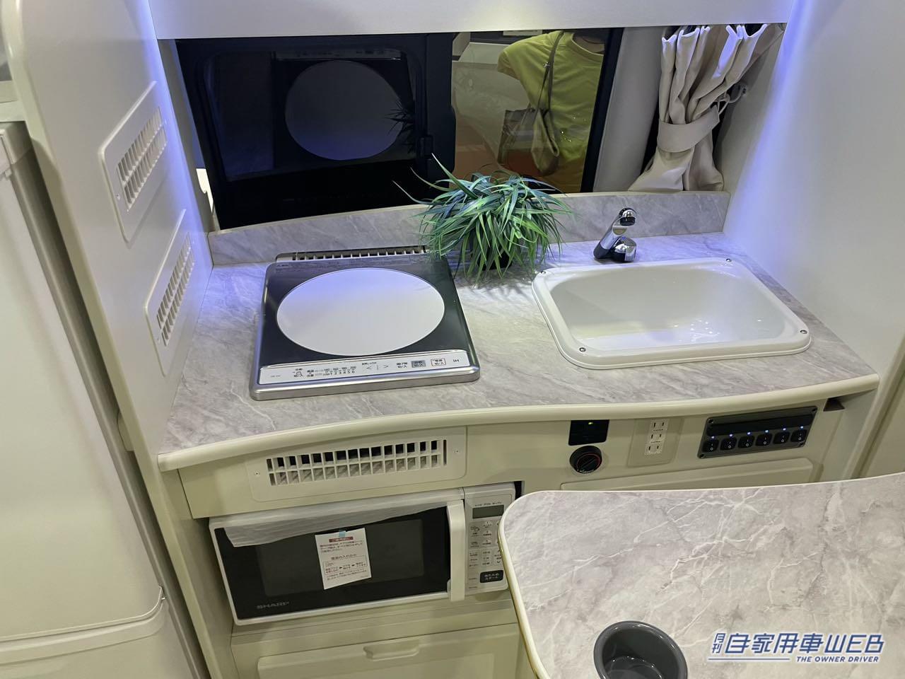 |白いインテリアと青い間接照明が幻想的! トヨタ ハイエースがベースのキャンパー