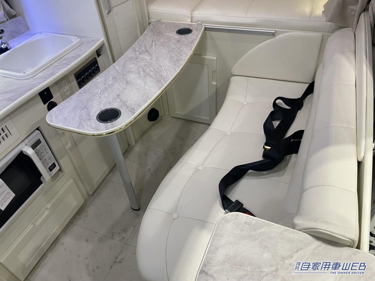 |白いインテリアと青い間接照明が幻想的! トヨタ ハイエースがベースのキャンパー