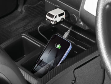 想像以上の完成度! ライトも光るハイエース200系をモデルしたUSBチャージャーが登場