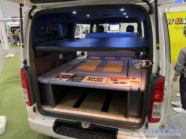 バックドアからみた様子。|「広さ、積載力、強すぎる…」フルフラット最高、やっぱりトヨタ・ハイエース。最強の車中泊を楽しみたいキャンピングカー。