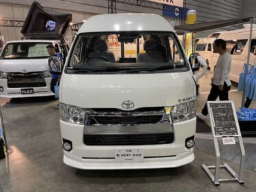 フルフラット状態でテーブルも使える! 快適ベッドスペースが最高なトヨタ ハイエースがベースのキャンパー