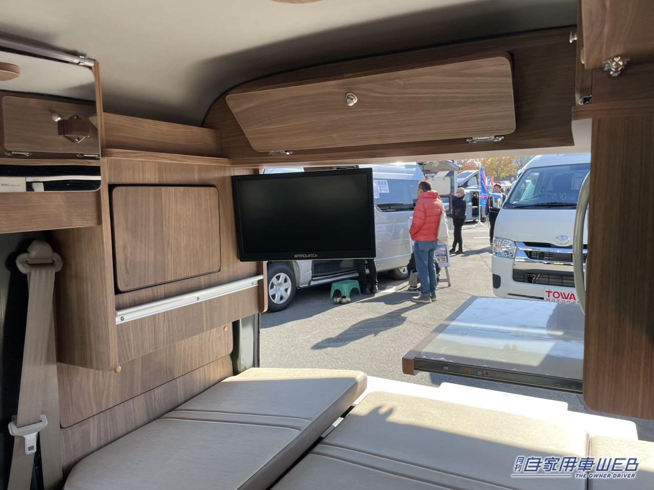 |広いフラットスペースとスライド式のテーブルが便利! スズキ エブリイがベースの軽キャンパー