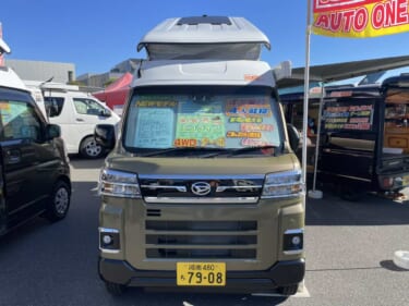 コンパクトながら3人分のシートと就寝スペースも確保できる! ダイハツ アトレーがベースの軽キャンパー